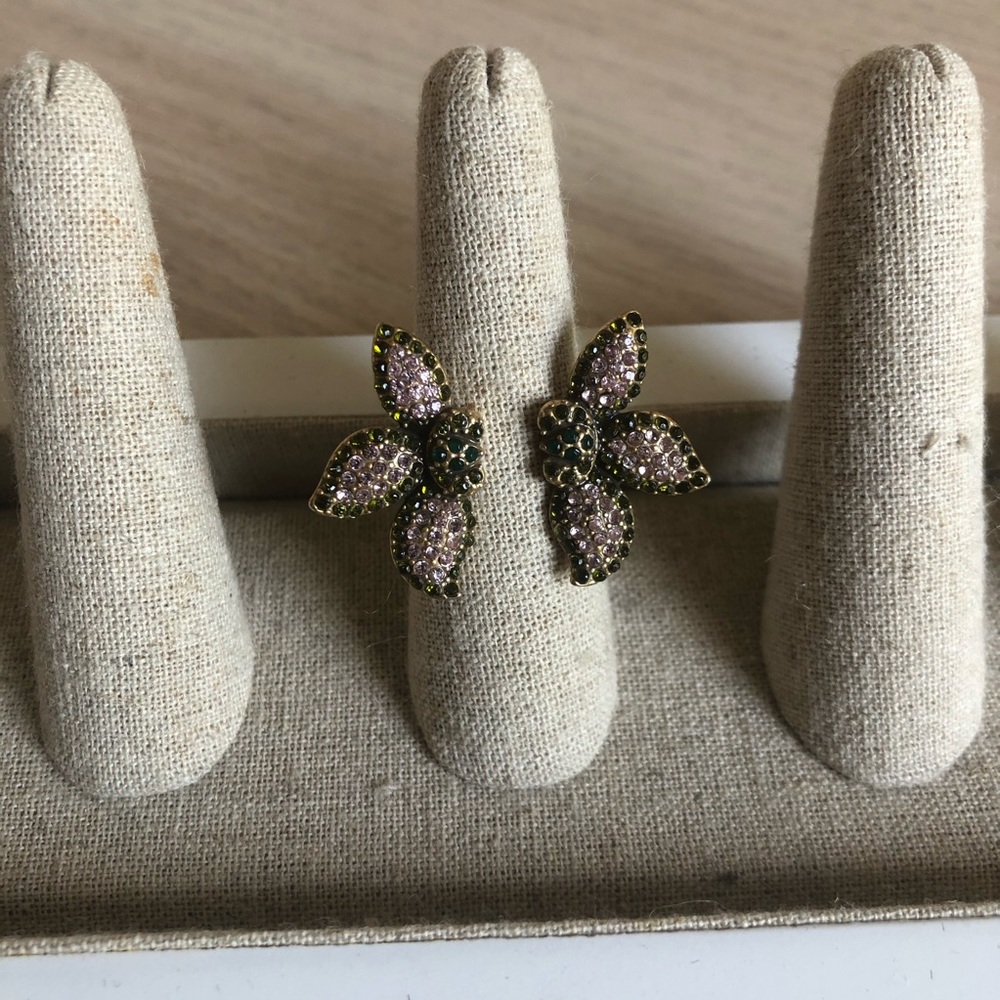 Pavé petal ring